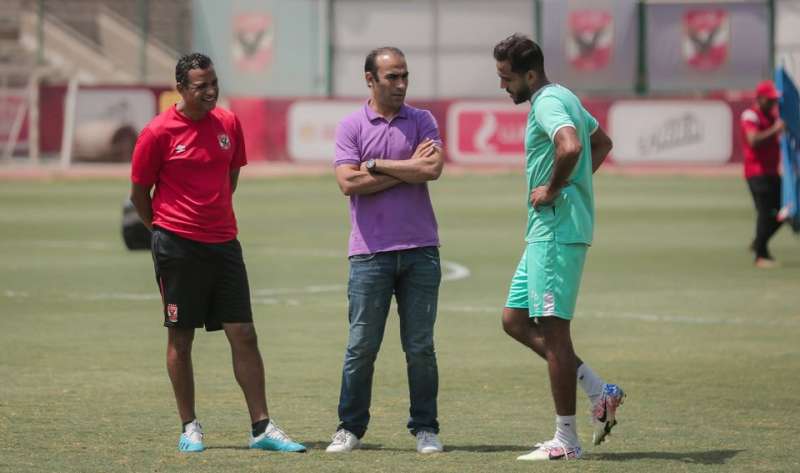 محمود كهربا مع سيد عبدالحفيظ وسامي قمصان في مران الأهلي