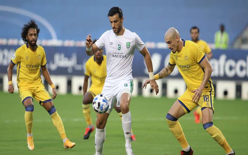 عمر السومة يتوسط لاعبي النصر السعودي
