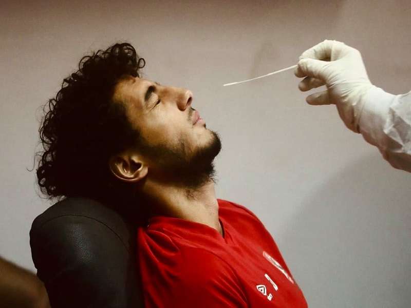 محمد هاني أثناء مسحة فيروس كورونا