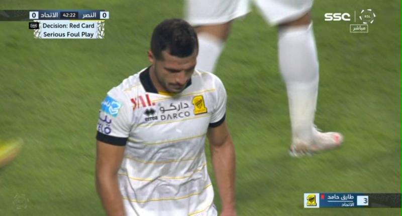 طارق حامد يتلقى البطاقة الحمراء في مباراة اتحاد جدة والنصر