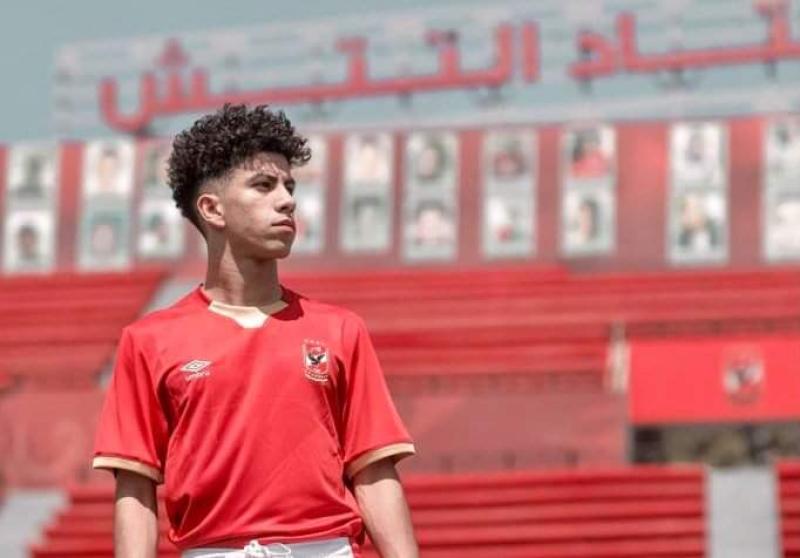 عمار حمدي لاعب فريق الأهلي لكرة القدم 