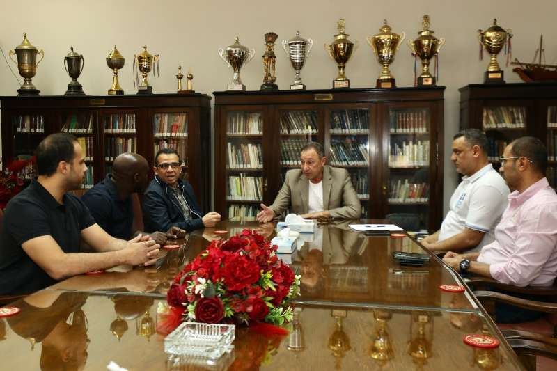 الخطيب يجتمع بالجهاز الفني لكرة اليد لمناقشة التحضيرات للمرحلة المقبلة