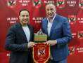 الخطيب يهدي رئيس الاتحاد السعودي...