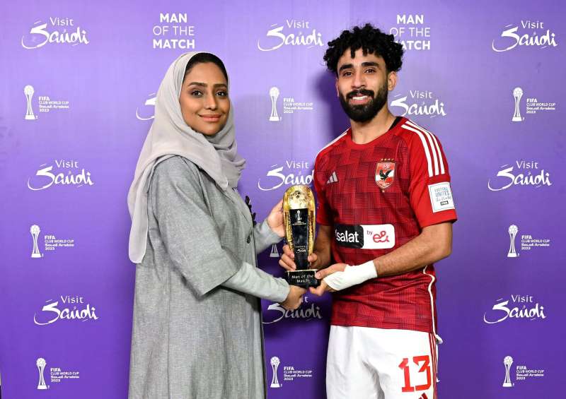 مروان عطية يفوز بجائزة أفضل لاعب في مباراة الأهلي واتحاد جدة