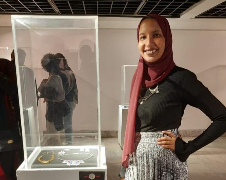 الفنانة سارة نصر الدين محمد بنت جامعة حلوان تفوز بجائزة التميز بمهرجان فن الحلي بمركز الجزيرة للفنون