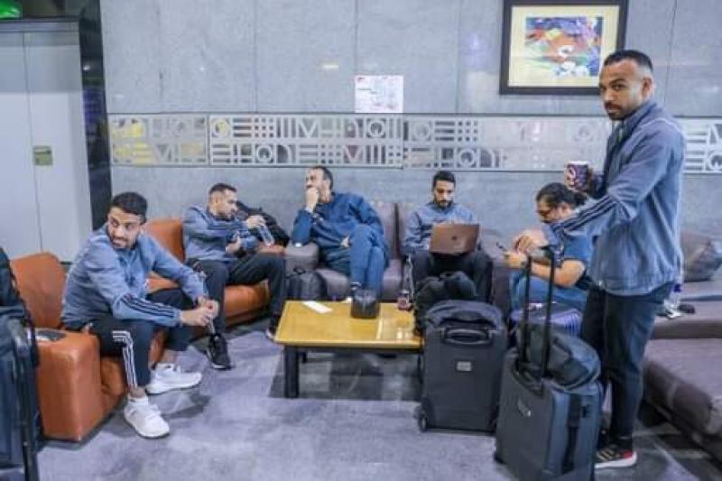 لاعبو الأهلي يتوافدون لمطار القاهرة استعدادًا للسفر إلى السعودية