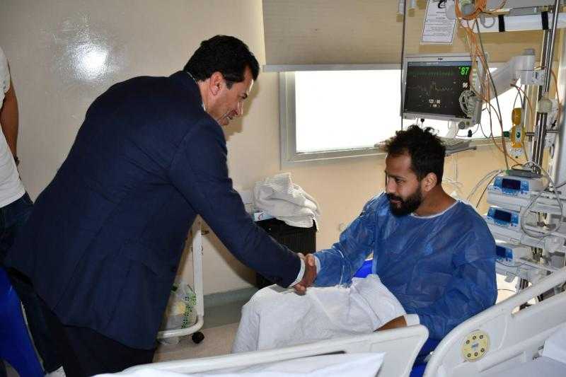 صور.. وزير الرياضة يزور أحمد رفعت ويطمئن على حالته