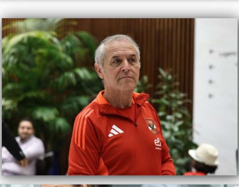 كولر يعقد محاضرة للاعبين قبل التوجه لملعب المباراة