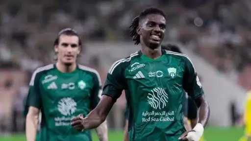 الأهلي يتألق ويسجل رباعية في...