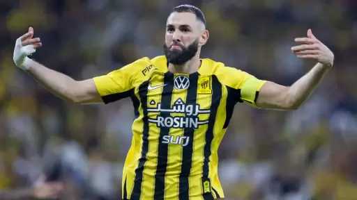 بنزيما يُبدي سعادته الشديدة بالتواجد...