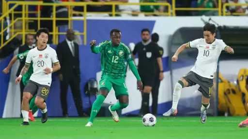 يابانيون يشعلون المدرجات: قمصان الهلال...