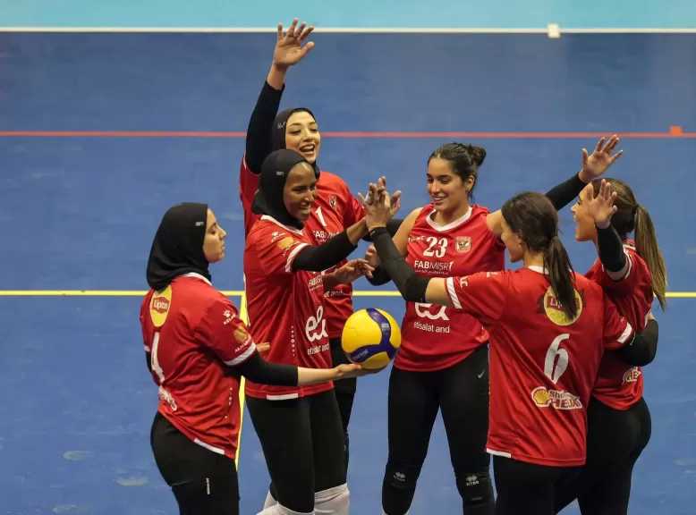 سيدات الأهلي يحققن فوزاً كبيراً على بطل نيجيريا ويتأهلن لربع نهائي بطولة أفريقيا للطائرة