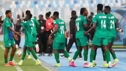 لاعب منتخب سيراليون يدخل حسابات...