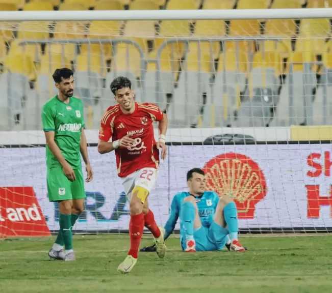 الأهلي يتخطى المصري ويتصدر الدوري