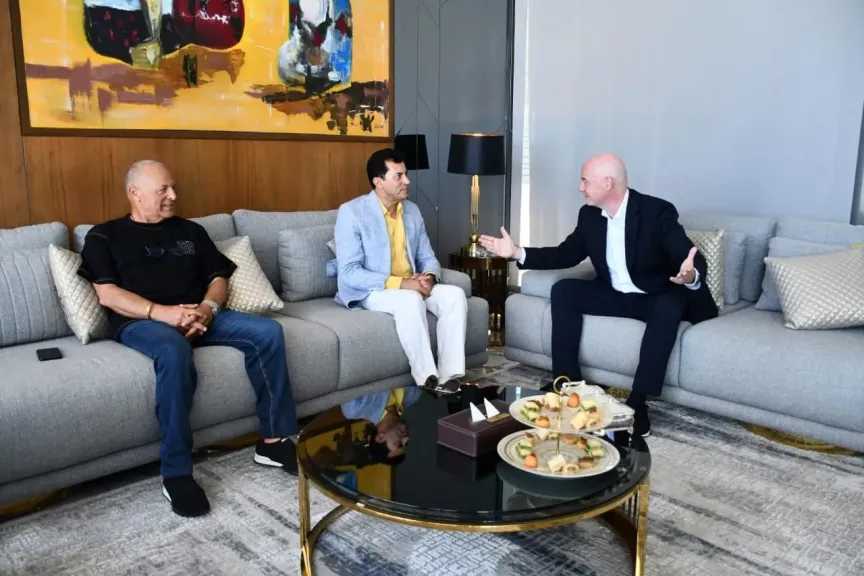 وزير الرياضة يلتقي برئيس الاتحاد الدولي لكرة القدم