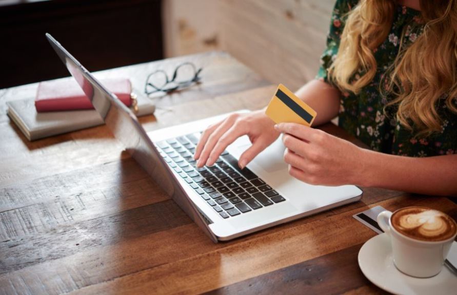 المستخدم يثق بتقييمات المتاجر أكثر مما يثق بالإعلانات