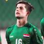 المدافع العراقي محمد الباقر يتلقي...