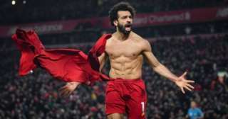 محمد صلاح يستعرض عضلاته.. ونجم...